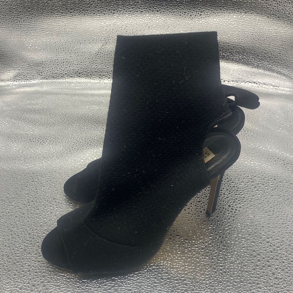 STEVE MADDEN Stunning black sock heel.